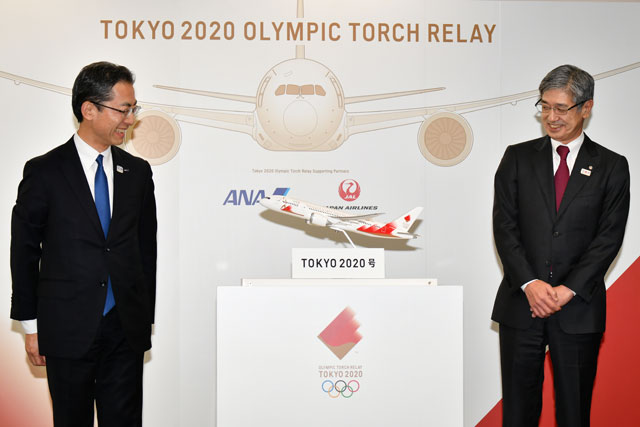 東京五輪聖火輸送機のデザイン披露 787にanaとjalロゴ並ぶ