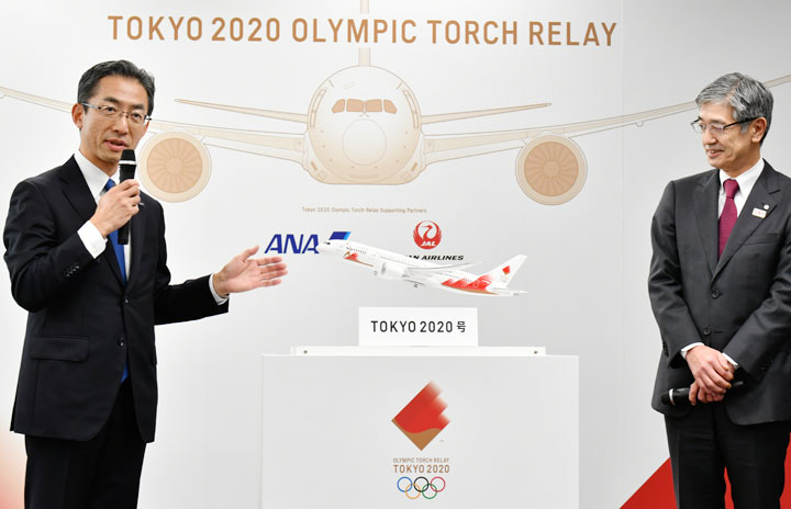 東京五輪聖火輸送機のデザイン披露 787にanaとjalロゴ並ぶ