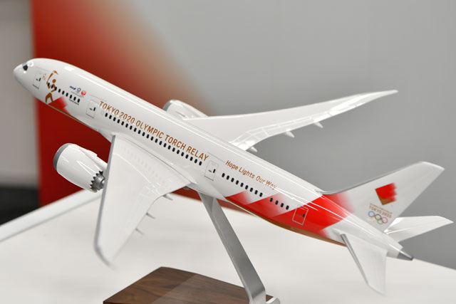 東京五輪聖火輸送機のデザイン披露 787にANAとJALロゴ並ぶ