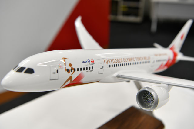 東京五輪聖火輸送機のデザイン披露 787にANAとJALロゴ並ぶ