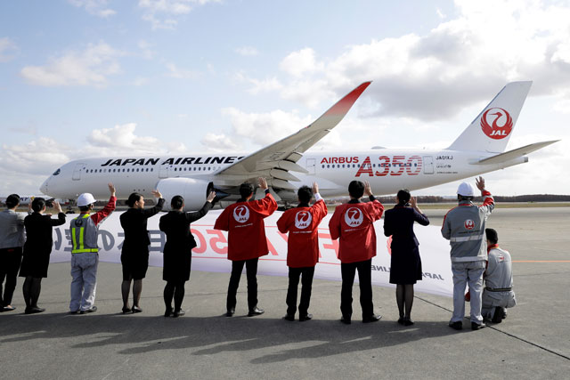 JALのA350、札幌就航 初便は”赤”の初号機、12月から2往復増