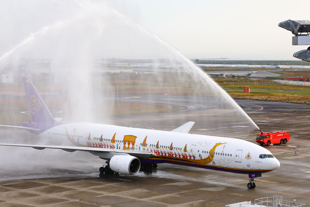 タイ国際航空 仙台便5年7カ月ぶり再開 初便は特別塗装機