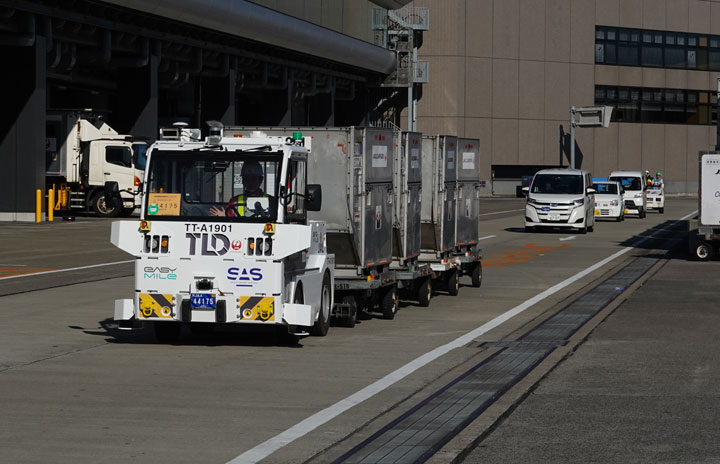 JAL、自動運転トーイングトラクター導入　国内初、成田空港で