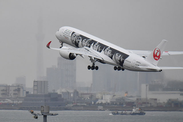 Jalの6代目嵐jet就航 初便が札幌へ A350特別塗装機