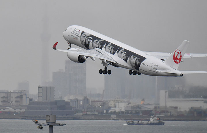 JALの6代目嵐JET就航 初便が札幌へ、A350特別塗装機