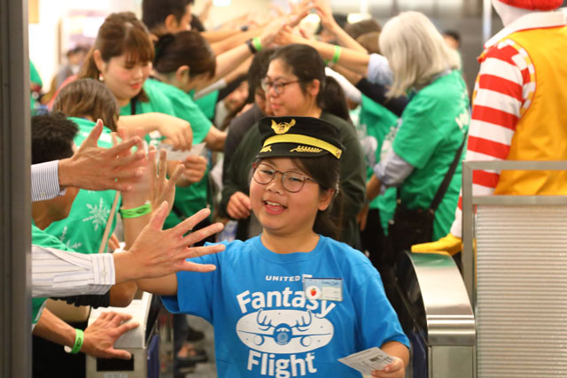 成田空港で開かれたユナイテッド航空のファンタジーフライトに搭乗する女の子 ＝19年12月11日 PHOTO: Masahiro SATO/Aviation Wire