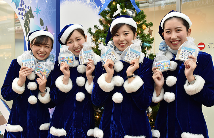 ANA、ブルーサンタでクリスマス演出 青い帽子で記念写真