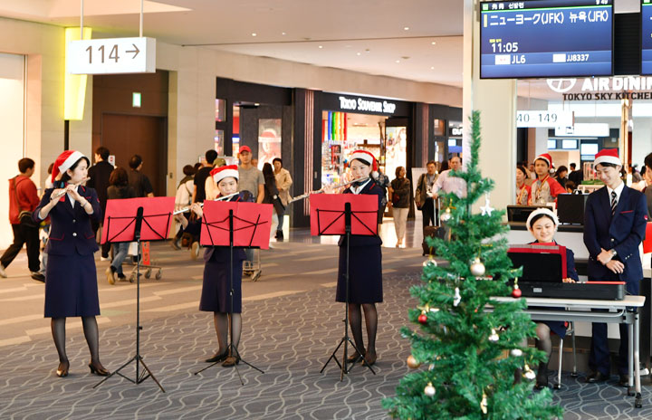 Jal 羽田空港で クリスマス会 フルート合奏やフラッシュモブ
