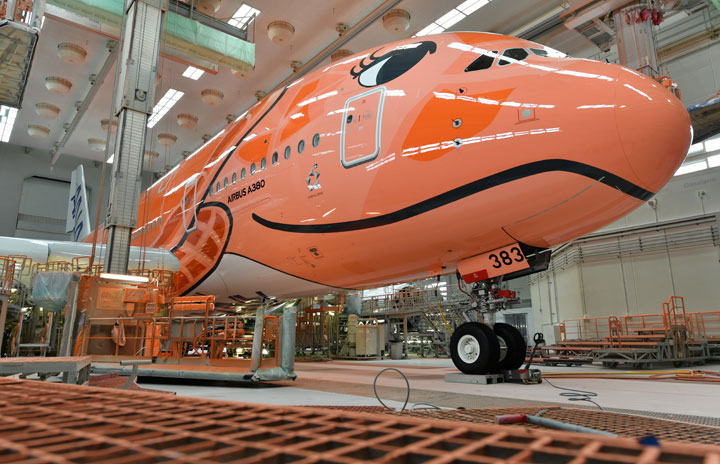 まつげのある3号機、足場もオレンジになった塗装工場 写真特集・ANA