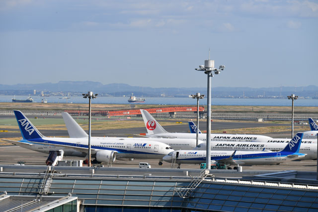 新型コロナ大量運休でターミナル閑散 駐機場に並ぶ飛行機 羽田国際線 まもなく3タミに改称