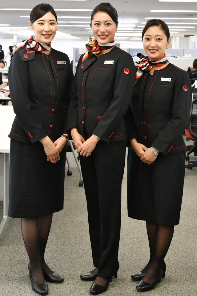 JAL、7年ぶり新制服着用開始 CAは11代目、地上係員7代目