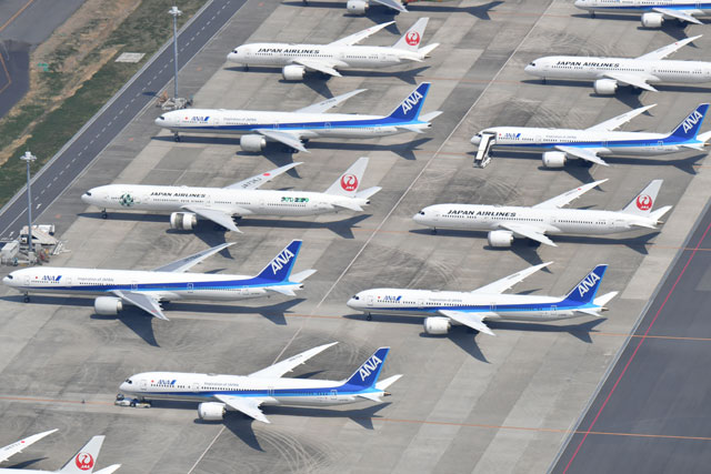 空撮 緊急事態宣言後の羽田空港 Anaとjal大型機並ぶ 4月入り予約減