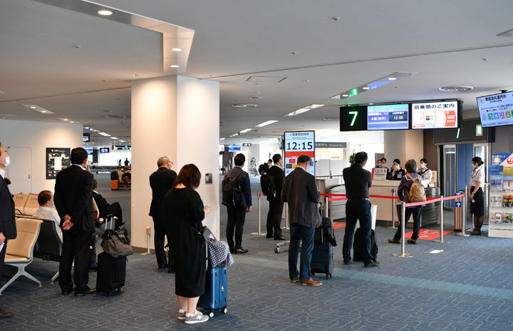 JAL、搭乗口で乗客区切り間隔確保 カウンターに飛沫感染防止