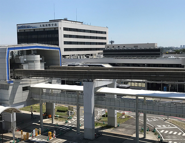 伊丹空港 立体駐車場とモノレール駅直結 雨の日のアクセス向上