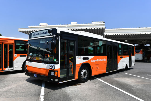 リムジンバス 成田で車両見学体験会 空港専用車両や新デザイン車並ぶ