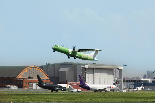 ATR72-600F貨物機が初飛行　フェデックスが導入
