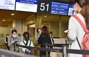 成田空港51番搭乗口に並ぶANAのホノルル行きNH184便の乗客＝20年10月5日 PHOTO: Yusuke KOHASE/Aviation Wire