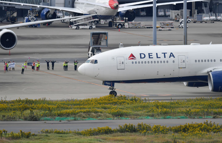 デルタ航空、777日本最終便が羽田出発　横断幕手に社員が見送り