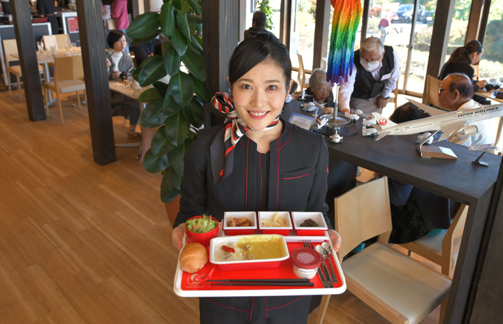 JAL系レストラン御料鶴、CAが機内食提供