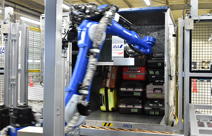 ANAと豊田自動織機、手荷物コンテナに自動搭載　ロボットが判別、佐賀空港で検証
