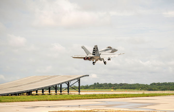 F/A-18スーパーホーネット、スキージャンプ離陸能力を実証 印海軍へ