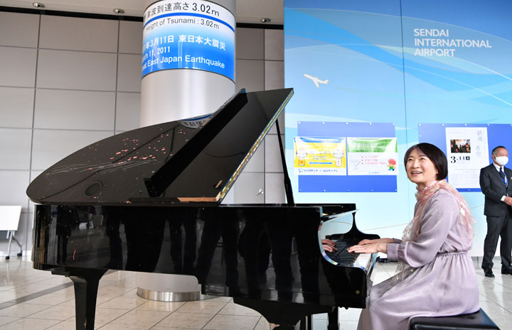 仙台空港、復興ピアノ「ローラ」お披露目　東日本大震災で海水浸る