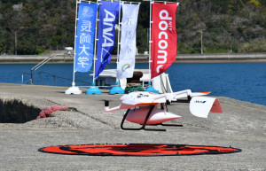 医薬品配送を終え久賀島を離陸するANAホールディングスの固定翼型ドローン＝21年3月25日 PHOTO: Tadayuki YOSHIKAWA/Aviation Wire