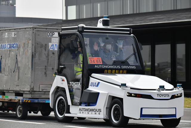 ANAと豊田自動織機、羽田空港で新型自動運転トラクターの実証実験