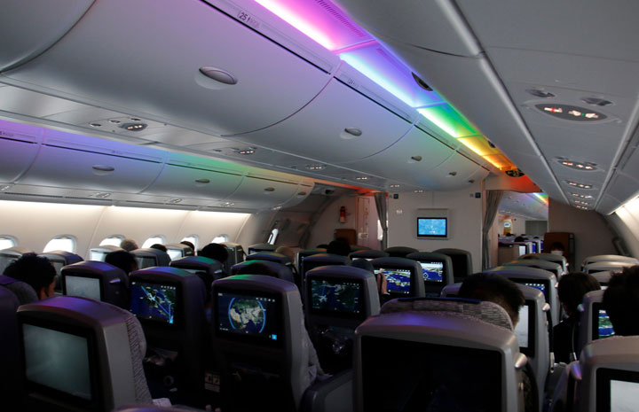 ANA、関空初のA380遊覧飛行　機内照明はハワイの虹イメージ