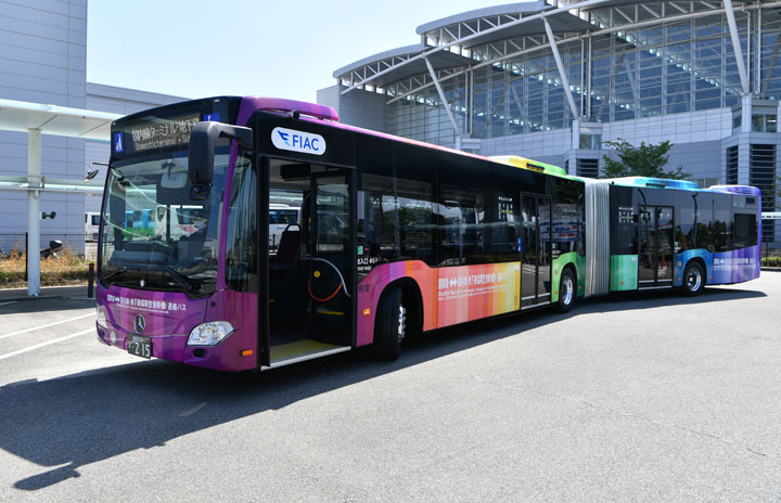 福岡空港、虹色の連接バス導入　定員2倍、国内・国際連絡バス