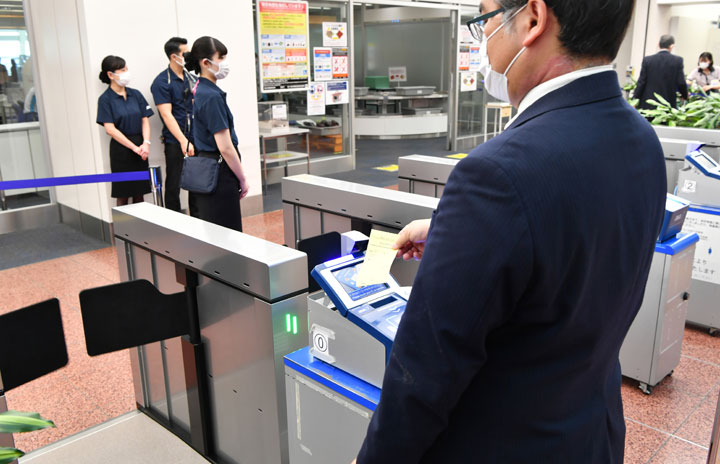 ANA、羽田保安検査場入口に自動ゲート　搭乗券かざして通過