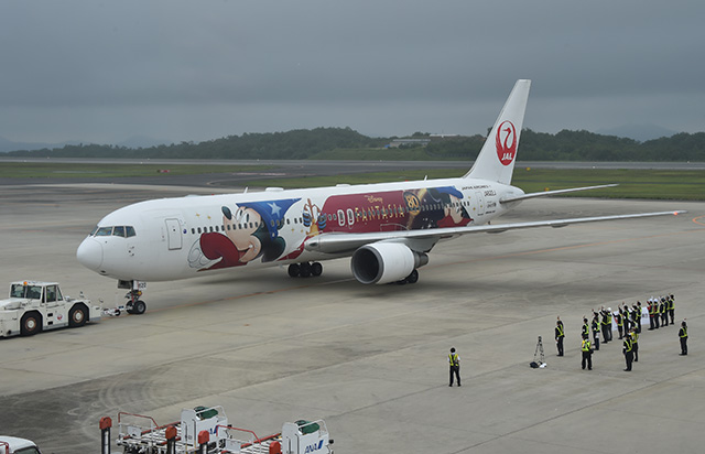 広島空港が民営化 新型コロナで3カ月遅れ 出発初便はjalディズニー塗装機