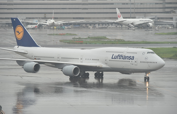 バッハ会長、来日はルフトハンザの旧塗装747-8