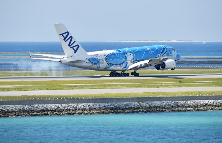 ANAのA380、那覇に初飛来　成田から2泊3日チャーター