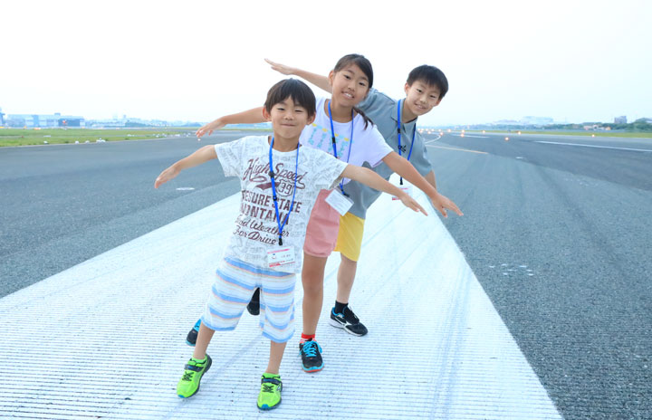 Itami Airport, 2nd runway walk Invited local elementary and junior high school students in October thumbnail