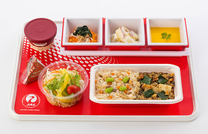 JAL、国際線エコノミー機内食リニューアル 食品ロス削減などテーマ