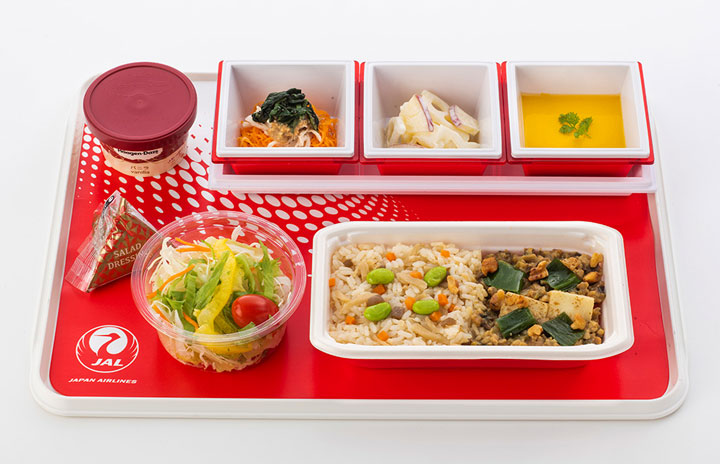 JAL、国際線エコノミー機内食リニューアル　食品ロス削減などテーマ