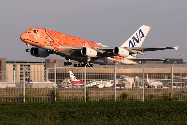 ANAのA380、まつげのあるオレンジ3号機が成田到着 就航は未定