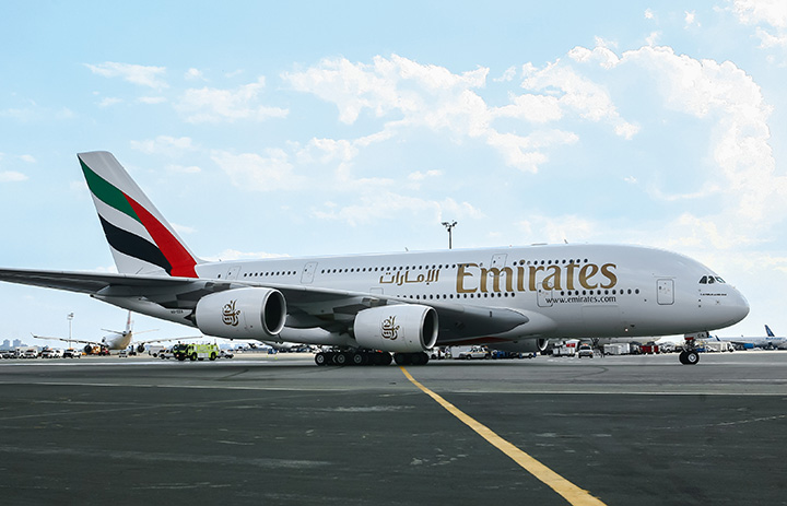 航空機　胴体切り出し　エミレーツ航空　エアバス A380 初号機　スキンタグ エミレーツ航空、A380リサイクル開始 初号機のバーカウンター、家具に