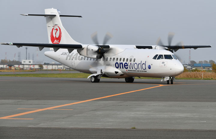 HACのATR、ワンワールド塗装3号機が丘珠到着 9日就航 HACのATR、ワンワールド塗装3号機が丘珠到着 9日就航