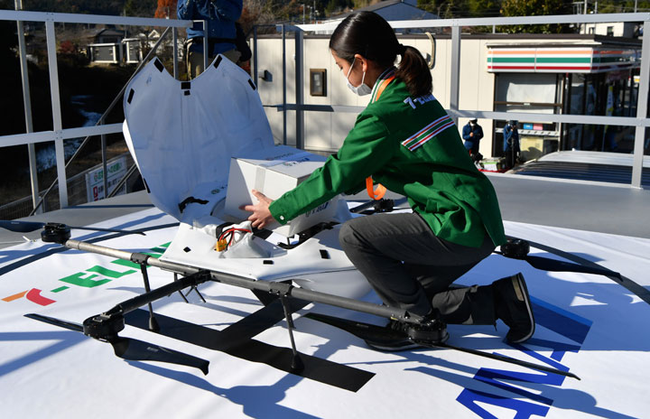 ANAとセブンイレブン、住宅地でドローン配送実験 AIが積み方指示