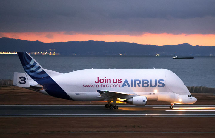 22年ぶり飛来の大型輸送機「ベルーガ」神戸から離日 大型ヘリ運ぶ