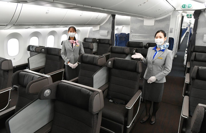 Domestic flights are also equipped with personal monitors and power supplies Special feature ・ New specification guest rooms for JAL / ANA domestic flights thumbnail