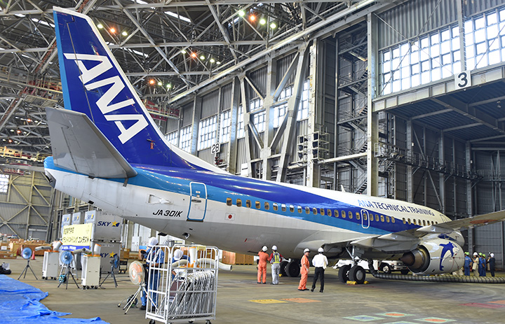 ANA、整備訓練機の撮影ツアー　737-500退役機、3月に羽田格納庫 thumbnail