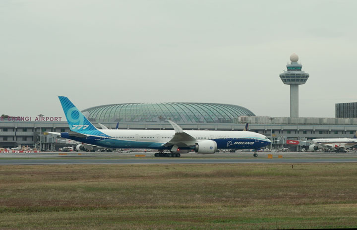 777X、シンガポール航空ショーでアジア初披露　飛行展示も thumbnail