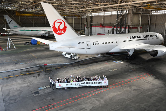 JALとZIPAIR、787就航10周年で2機並ぶ ボストン初便の機体