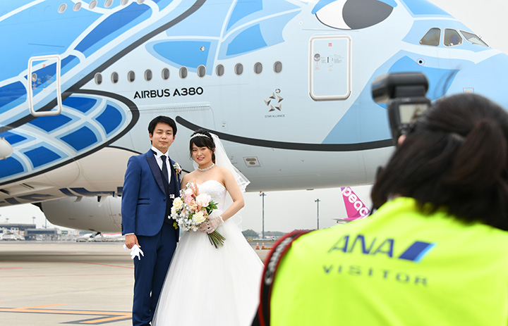 ANA、A380で結婚写真 グループ社員が企画、再開前に“休眠機”活用