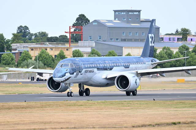  ファンボロー航空ショーで飛行展示に向けて離陸するE190-E2＝22年7月18日 PHOTO: Tadayuki YOSHIKAWA/Aviation Wire