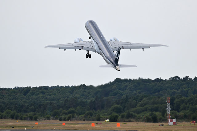  ファンボロー航空ショーで飛行展示に向けて離陸するE190-E2＝22年7月18日 PHOTO: Tadayuki YOSHIKAWA/Aviation Wire