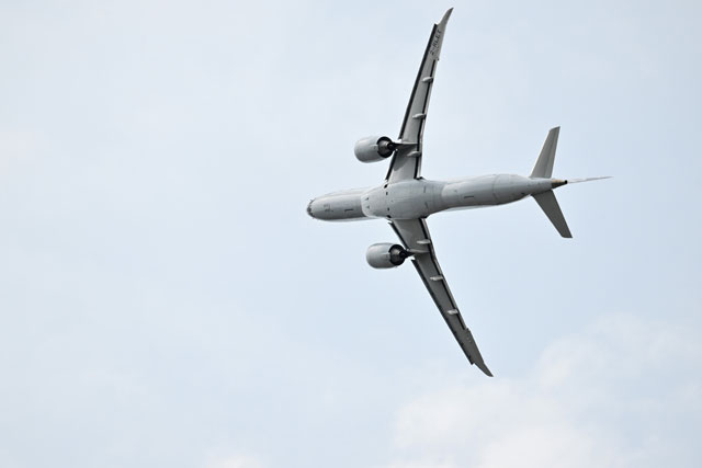  ファンボロー航空ショーで飛行展示を披露するE190-E2＝22年7月18日 PHOTO: Tadayuki YOSHIKAWA/Aviation Wire